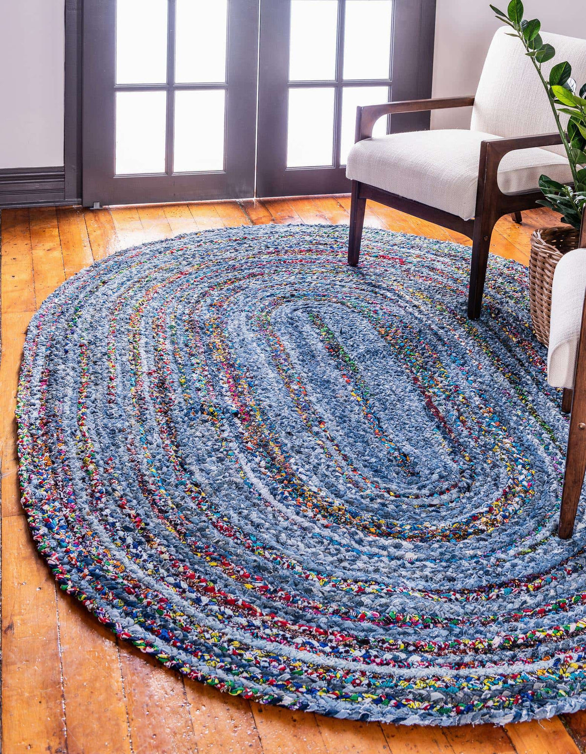 Oval Teppich Braided Chindi in Blau von Hadorn™ - Lifestyle Image