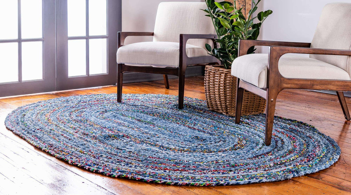 Oval Teppich Braided Chindi in Blau von Hadorn™ - Lifestyle Image
