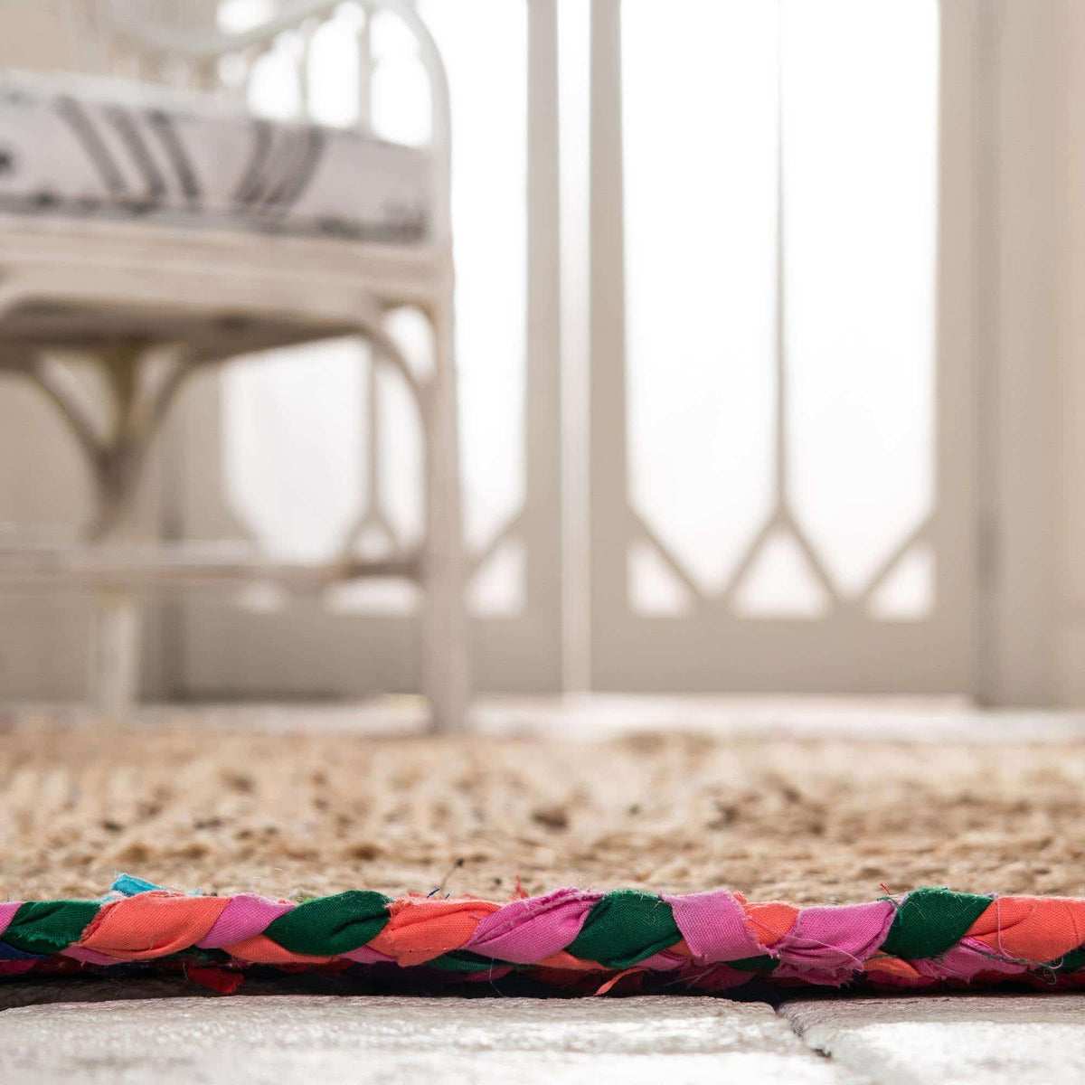 Rechteck Teppich Braided Jute in Natürlich von Hadorn™ - Lifestyle Image