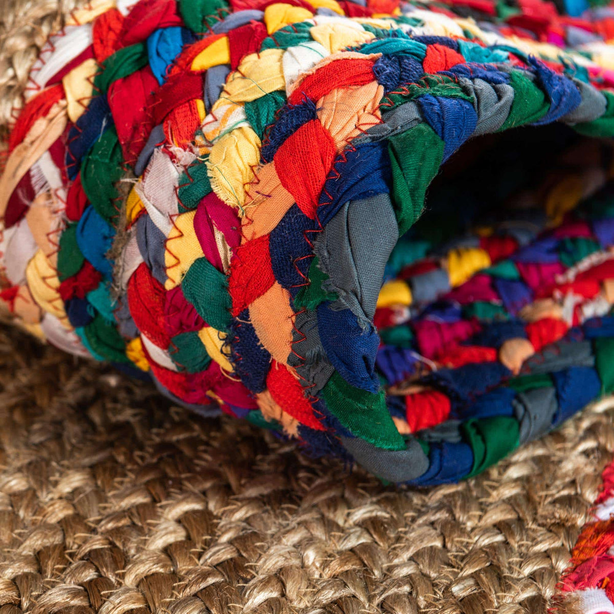 Rechteck Teppich Braided Jute in Natürlich von Hadorn™ - Lifestyle Image
