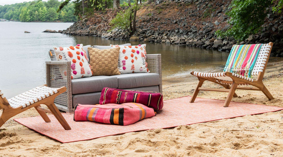 Rechteck Outdoor Teppich Outdoor Solid in Rot von Hadorn™ - Lifestyle Image