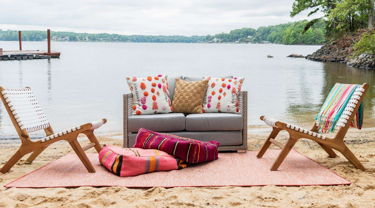 Rechteck Outdoor Teppich Outdoor Solid in Rot von Hadorn™ - Lifestyle Image