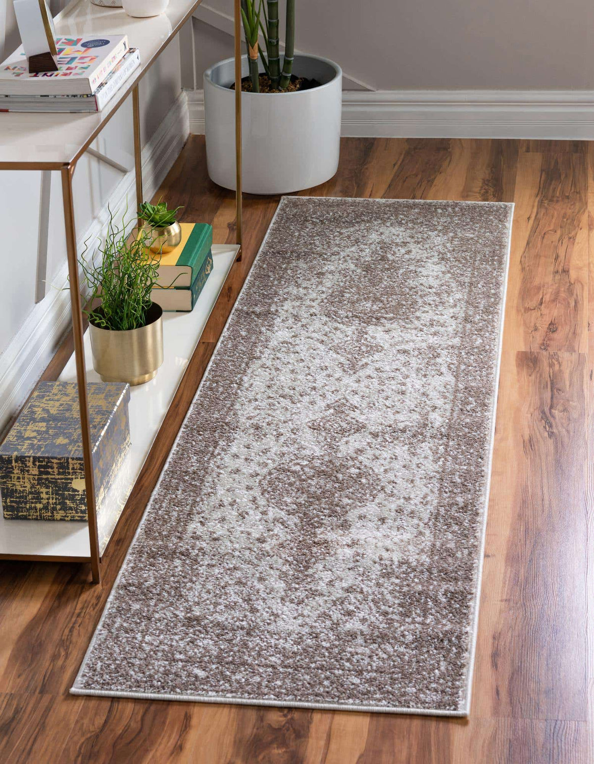 Läufer Teppich Bexley in Hellbraun von Hadorn™ - Lifestyle Image