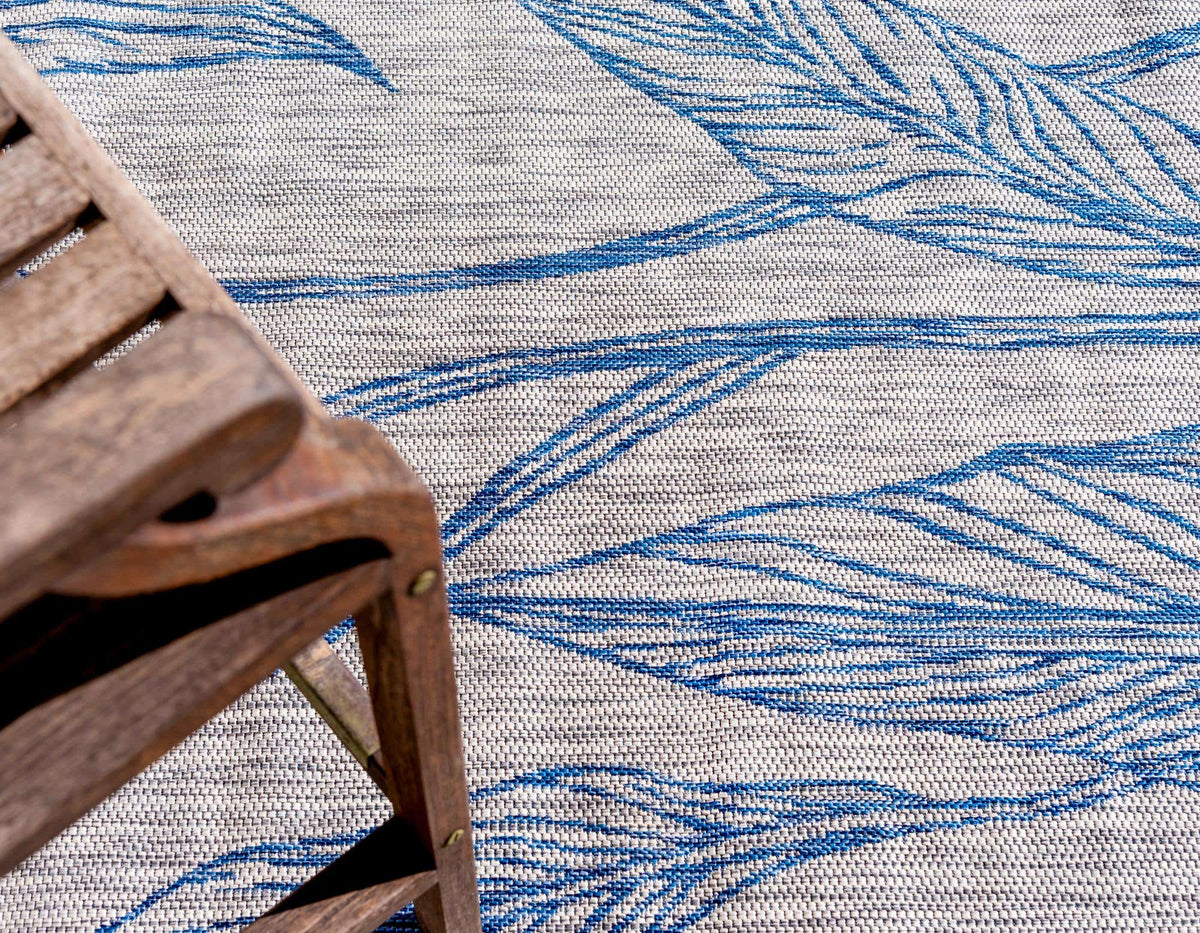 Rechteck Outdoor Teppich Outdoor Botanical in Hellgrau von Hadorn™ - Lifestyle Image