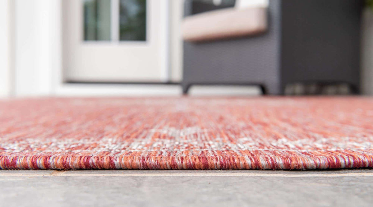 Rechteck Outdoor Teppich Outdoor Traditional in Rot von Hadorn™ - Lifestyle Image