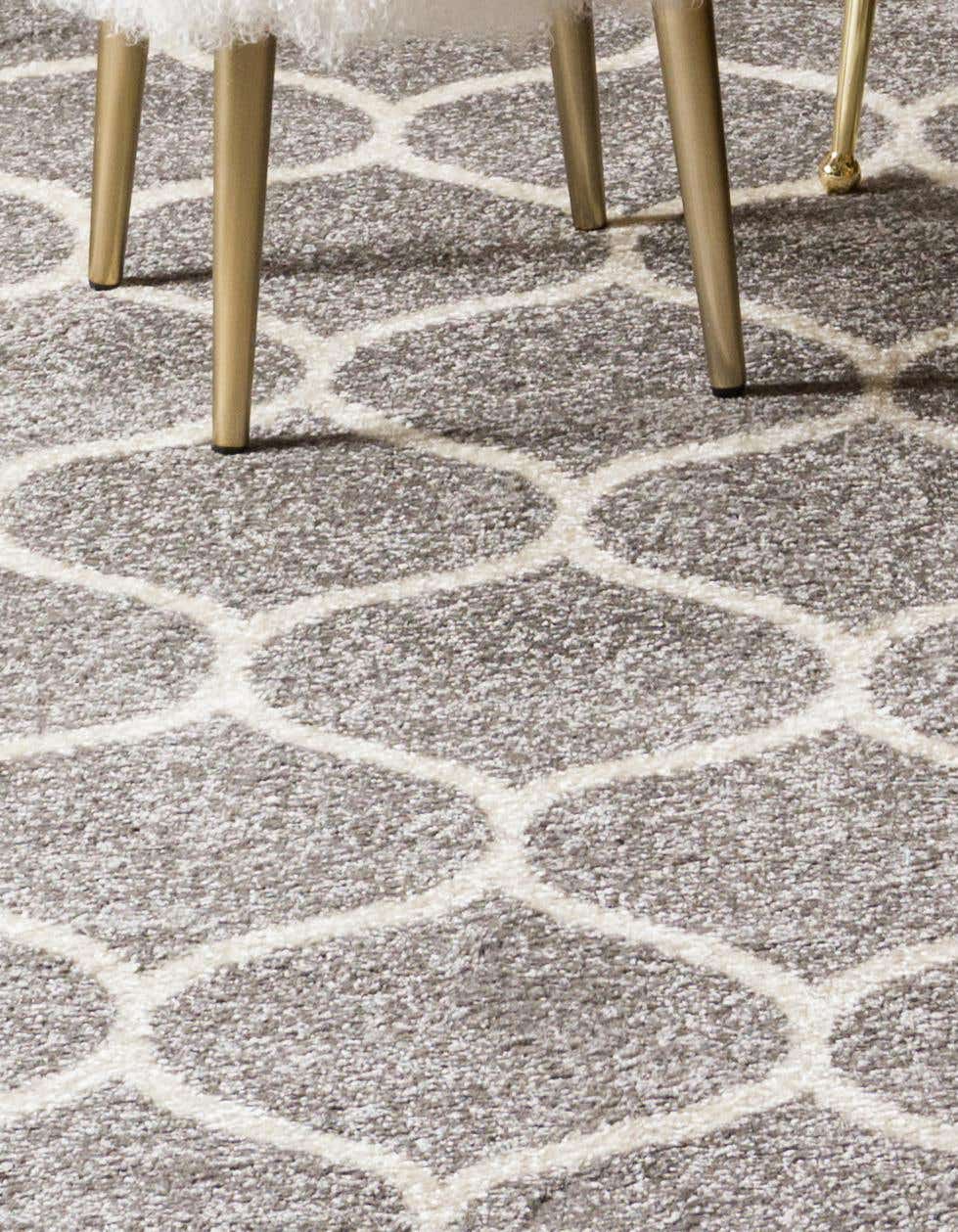 Rund Teppich Trellis Frieze in Hellgrau von Hadorn™ - Lifestyle Image