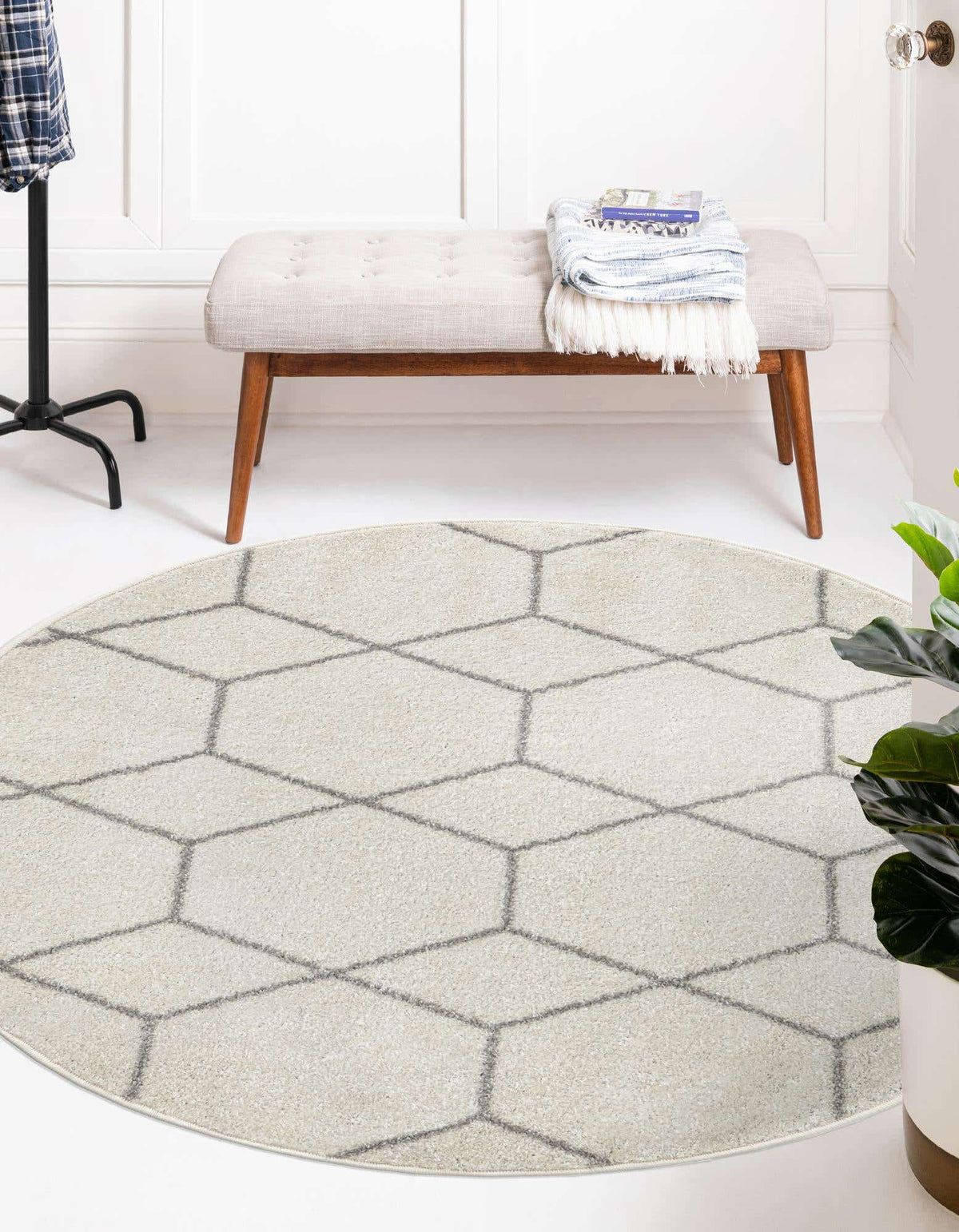 Rund Teppich Trellis Frieze in Beige von Hadorn™ - Lifestyle Image