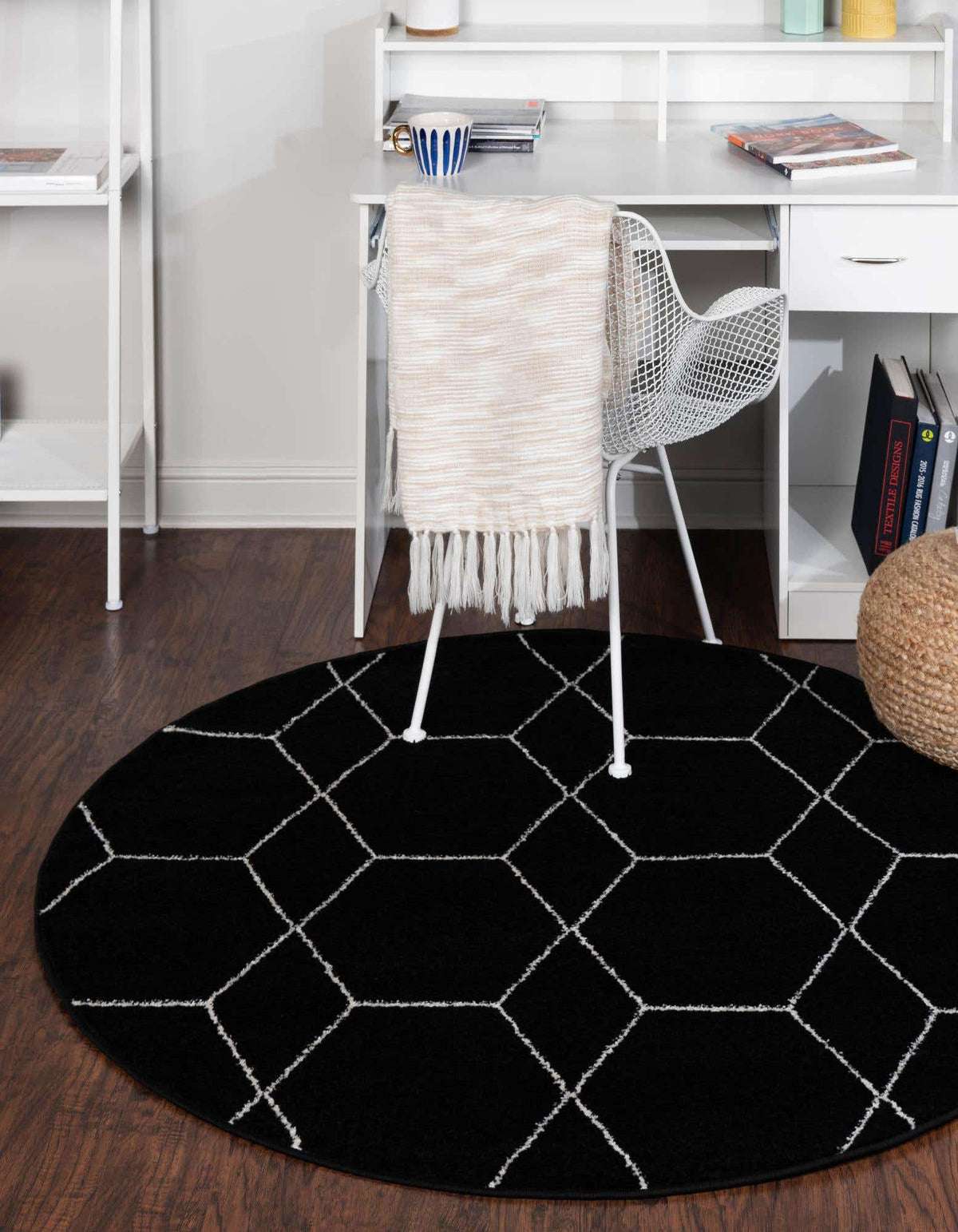 Rund Teppich Trellis Frieze in Schwarz von Hadorn™ - Lifestyle Image