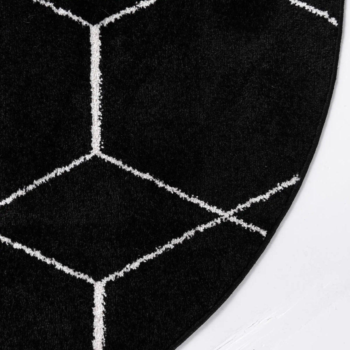 Rund Teppich Trellis Frieze in Schwarz von Hadorn™ - Lifestyle Image
