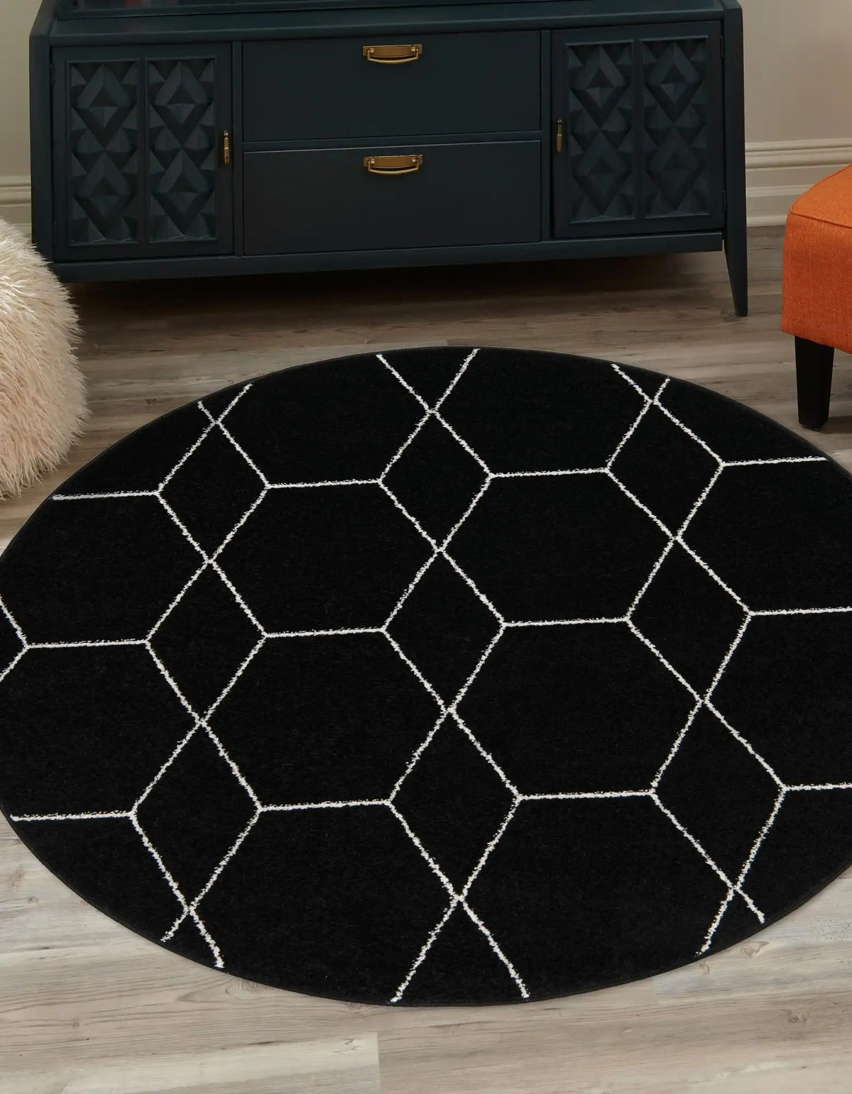 Rund Teppich Trellis Frieze in Schwarz von Hadorn™ - Lifestyle Image