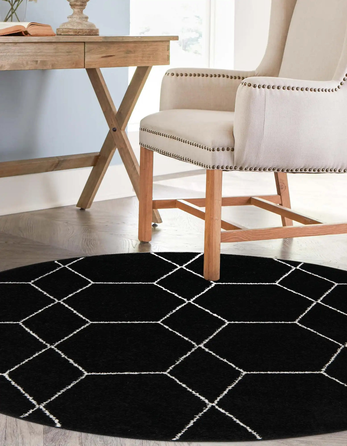 Rund Teppich Trellis Frieze in Schwarz von Hadorn™ - Lifestyle Image
