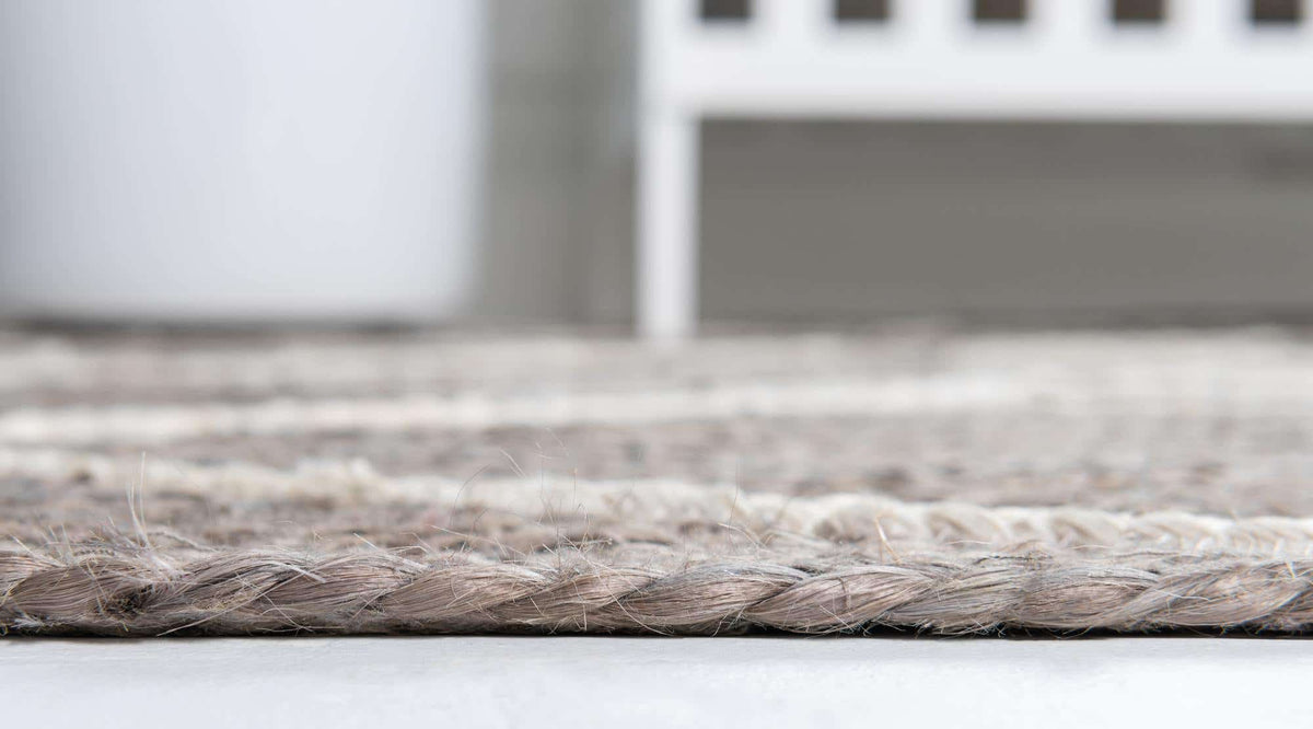 Rechteck Handgeflochten Teppich Braided Jute in Grau von Hadorn™ - Lifestyle Image