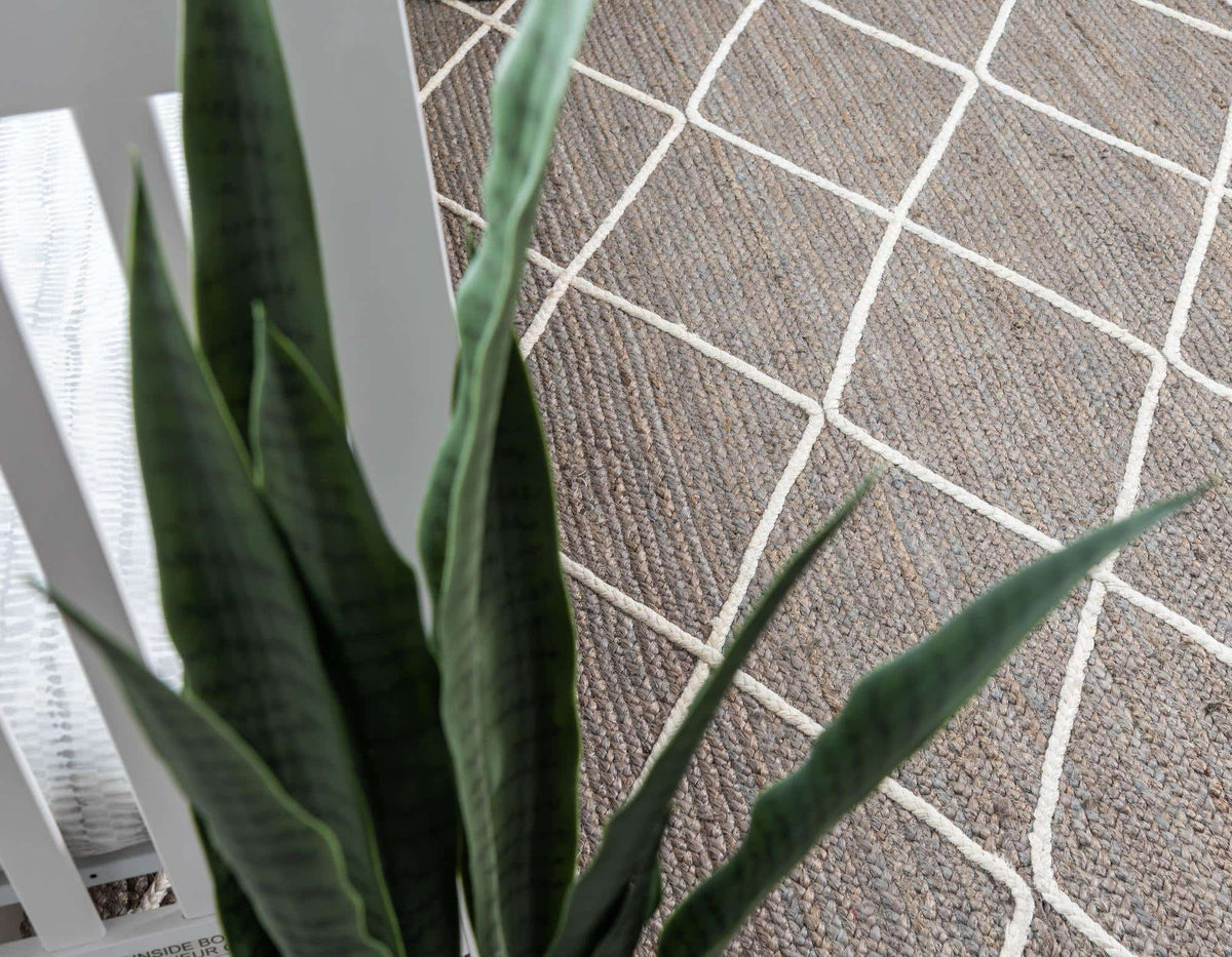 Rechteck Handgeflochten Teppich Braided Jute in Grau von Hadorn™ - Lifestyle Image