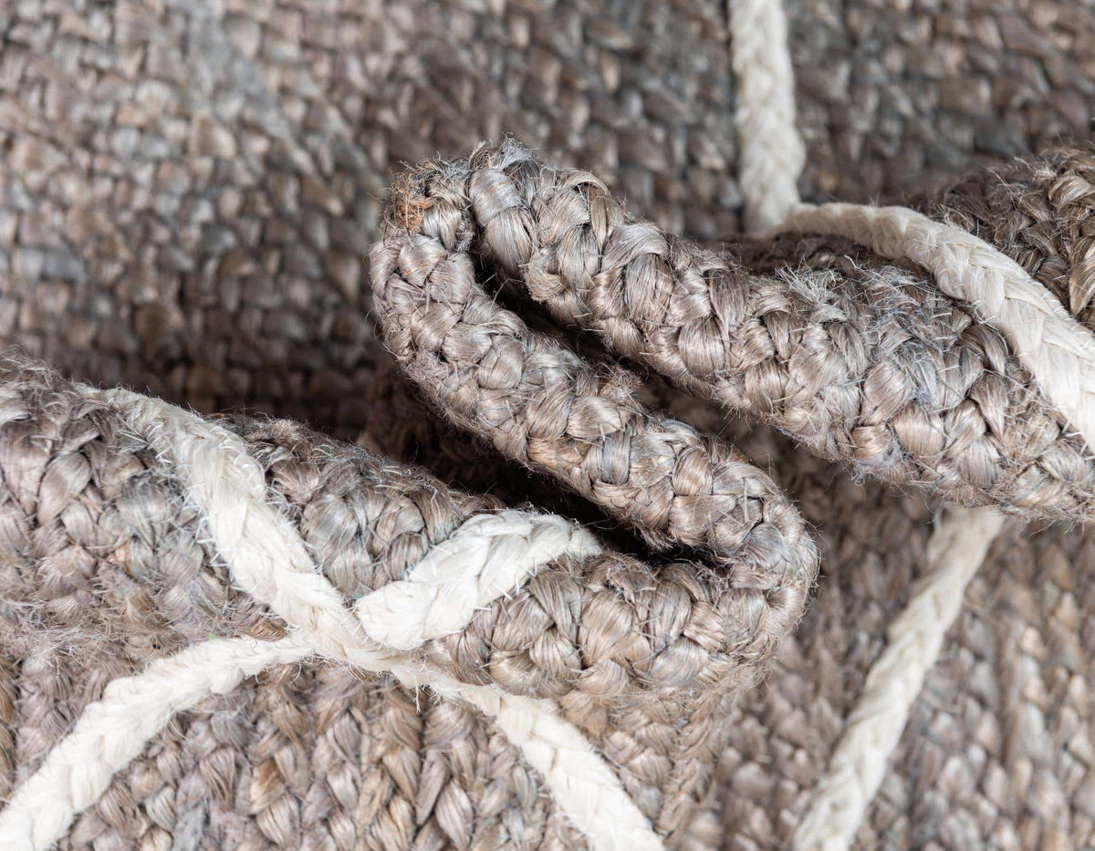 Rechteck Handgeflochten Teppich Braided Jute in Grau von Hadorn™ - Lifestyle Image