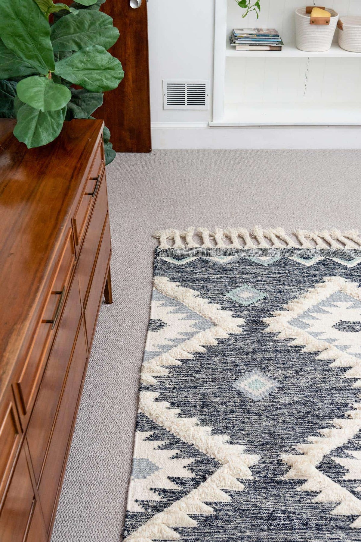 Rechteck Handgeflochten Teppich Arizona in Dunkelblau von Hadorn™ - Lifestyle Image