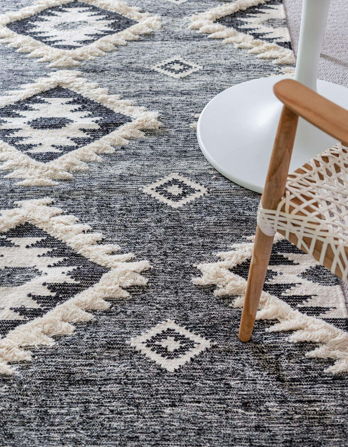 Rechteck Handgeflochten Teppich Arizona in Holzkohle von Hadorn™ - Lifestyle Image