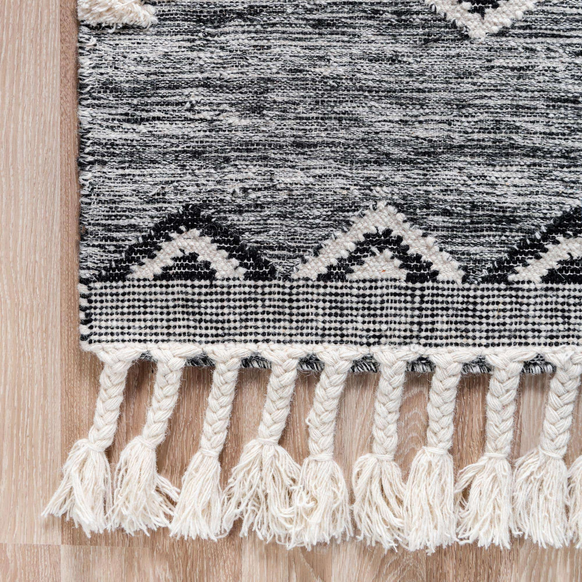 Rechteck Handgeflochten Teppich Arizona in Holzkohle von Hadorn™ - Lifestyle Image