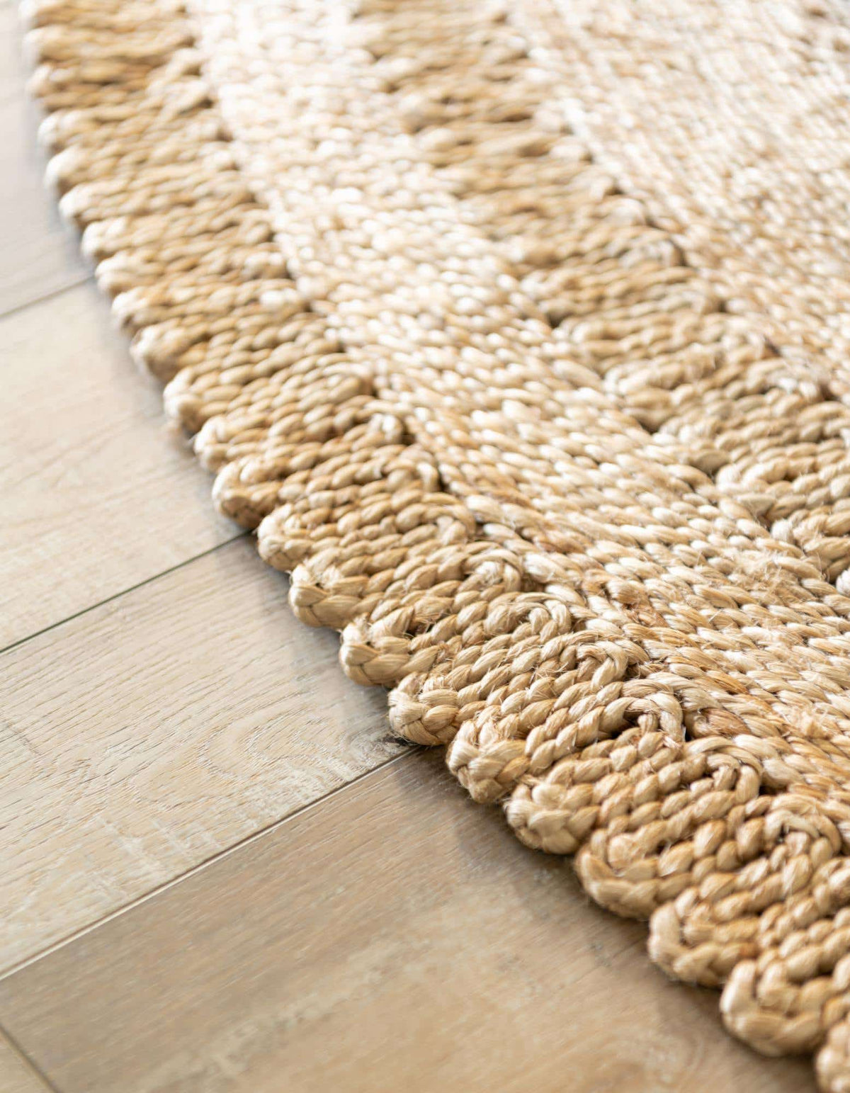 Rund Teppich Braided Jute in Natürlich von Hadorn™ - Lifestyle Image