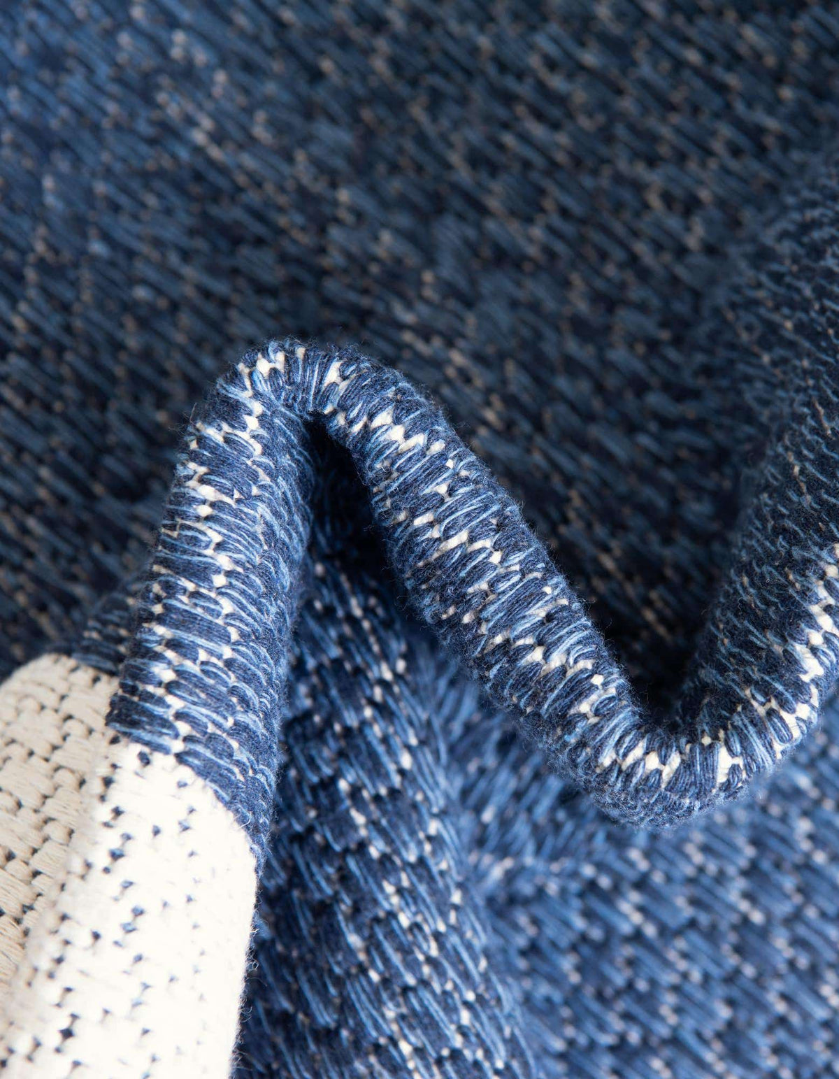 Rechteck Teppich Georgia in Marineblau von Hadorn™ - Lifestyle Image