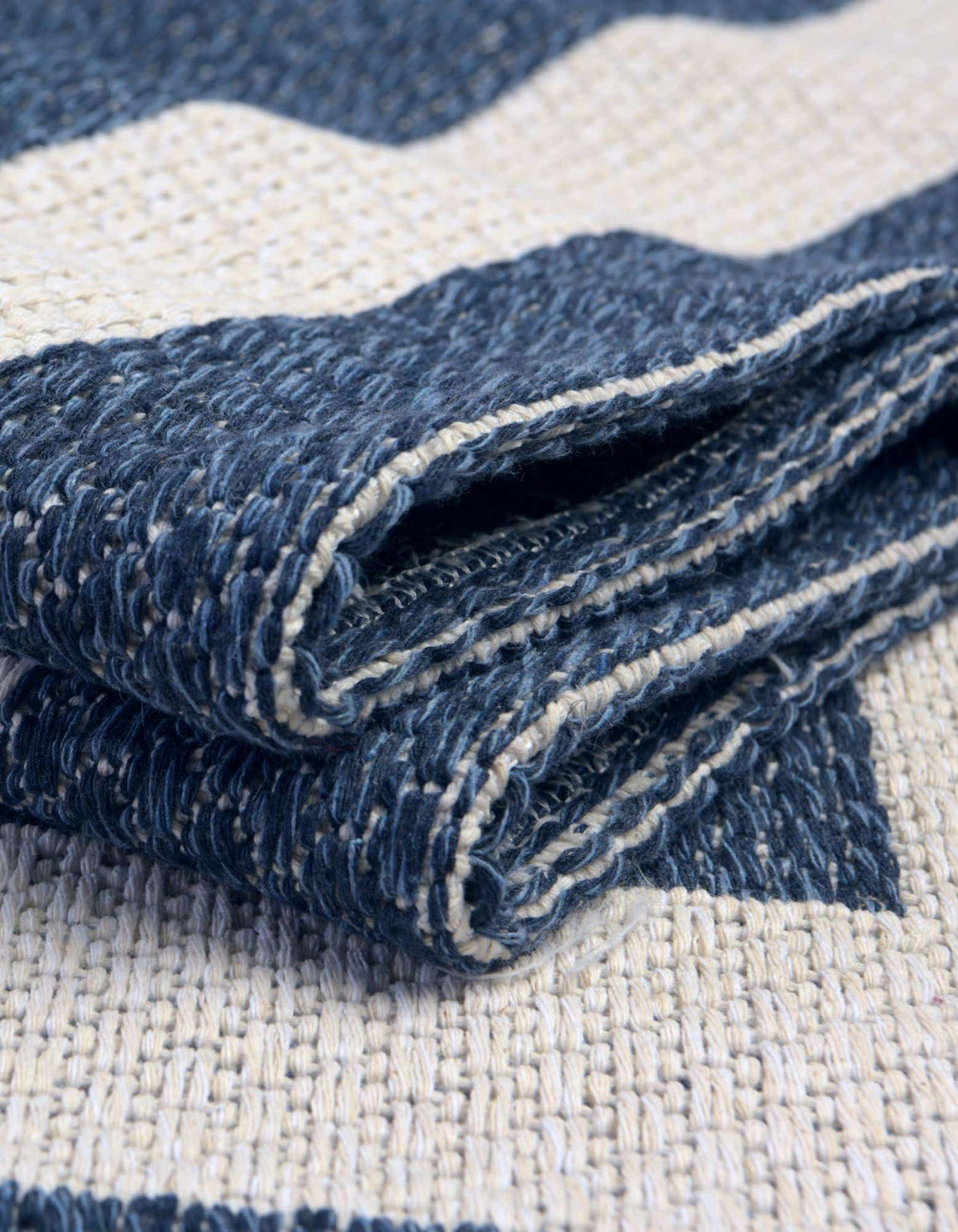 Rechteck Teppich Georgia in Marineblau von Hadorn™ - Lifestyle Image