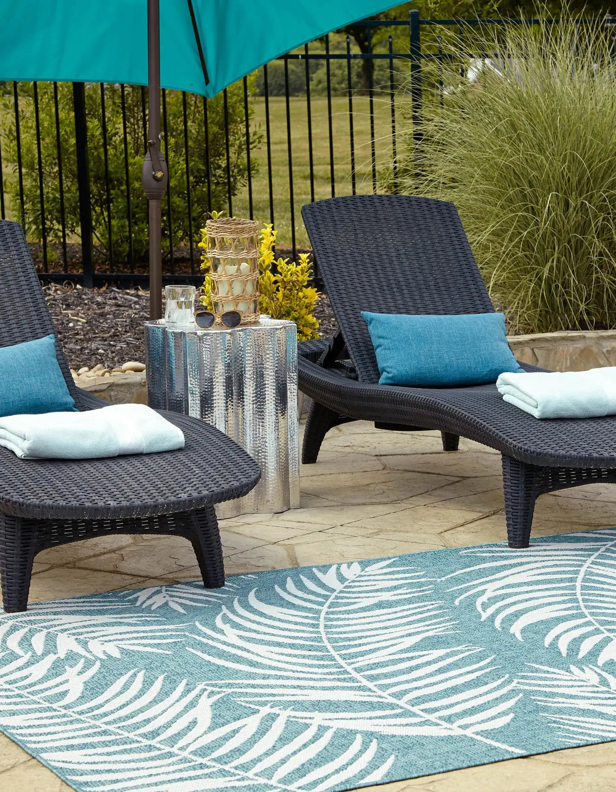Rechteck Outdoor Teppich Outdoor Botanical in Hellblau von Hadorn™ - Lifestyle Image