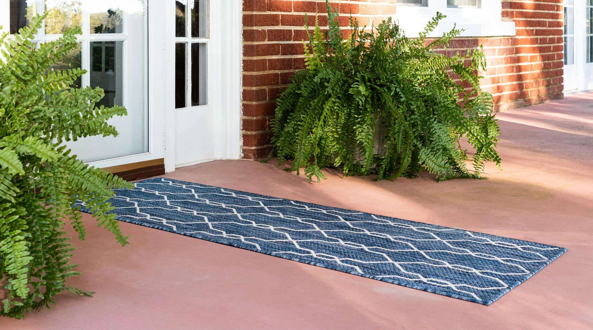 Läufer Outdoor Teppich Outdoor Trellis in Blau von Hadorn™ - Lifestyle Image