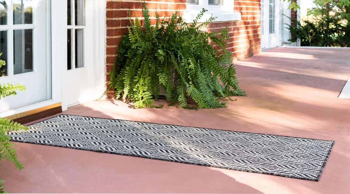 Läufer Outdoor Teppich Outdoor Trellis in Dunkelgrau von Hadorn™ - Lifestyle Image