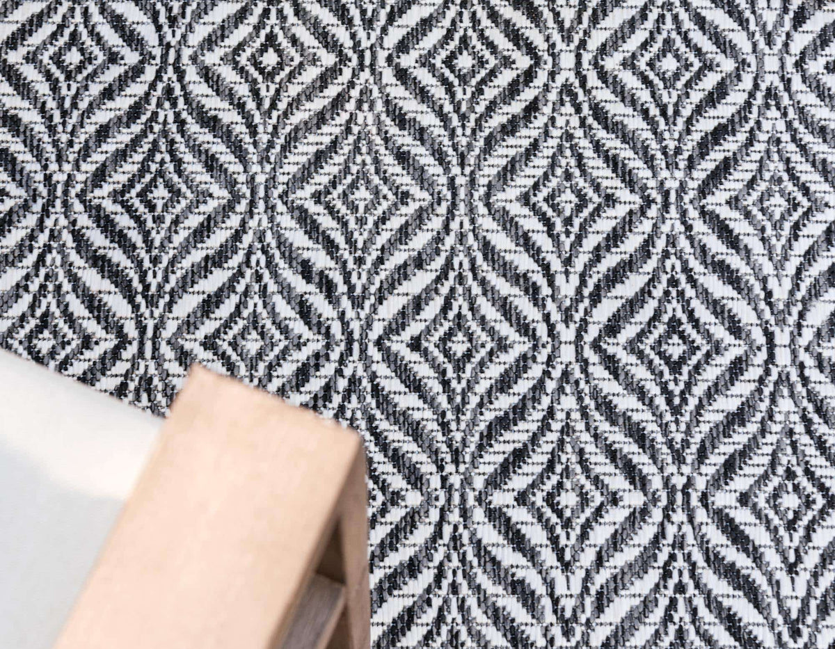 Läufer Outdoor Teppich Outdoor Trellis in Dunkelgrau von Hadorn™ - Lifestyle Image
