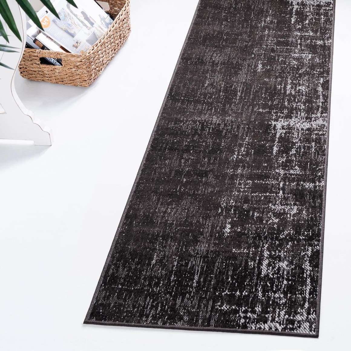 Läufer Teppich Valencia in Holzkohle von Hadorn™ - Lifestyle Image