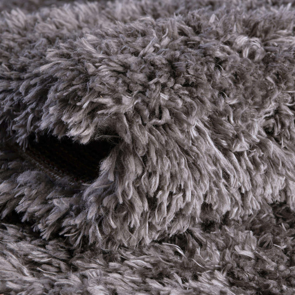Rund Hochflorteppich Infinity Shag in Grau von Hadorn™ - Lifestyle Image