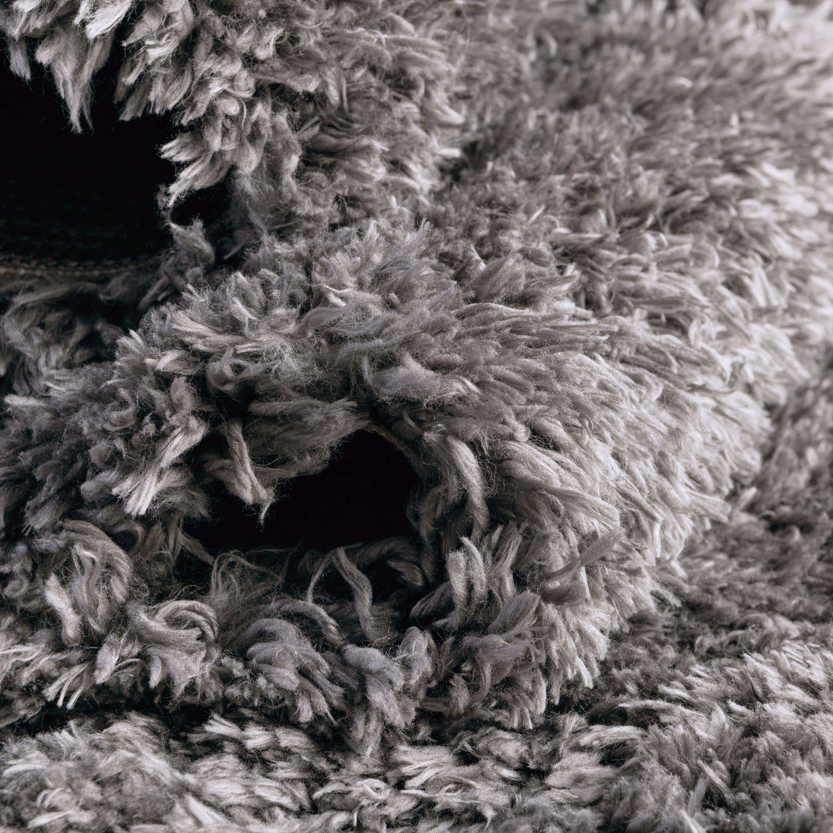 Rund Hochflorteppich Infinity Shag in Grau von Hadorn™ - Lifestyle Image