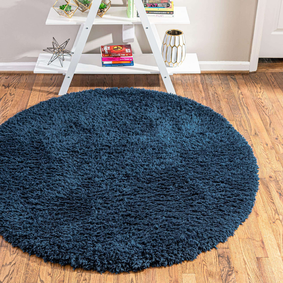 Rund Hochflorteppich Infinity Shag in Cobalt von Hadorn™ - Lifestyle Image