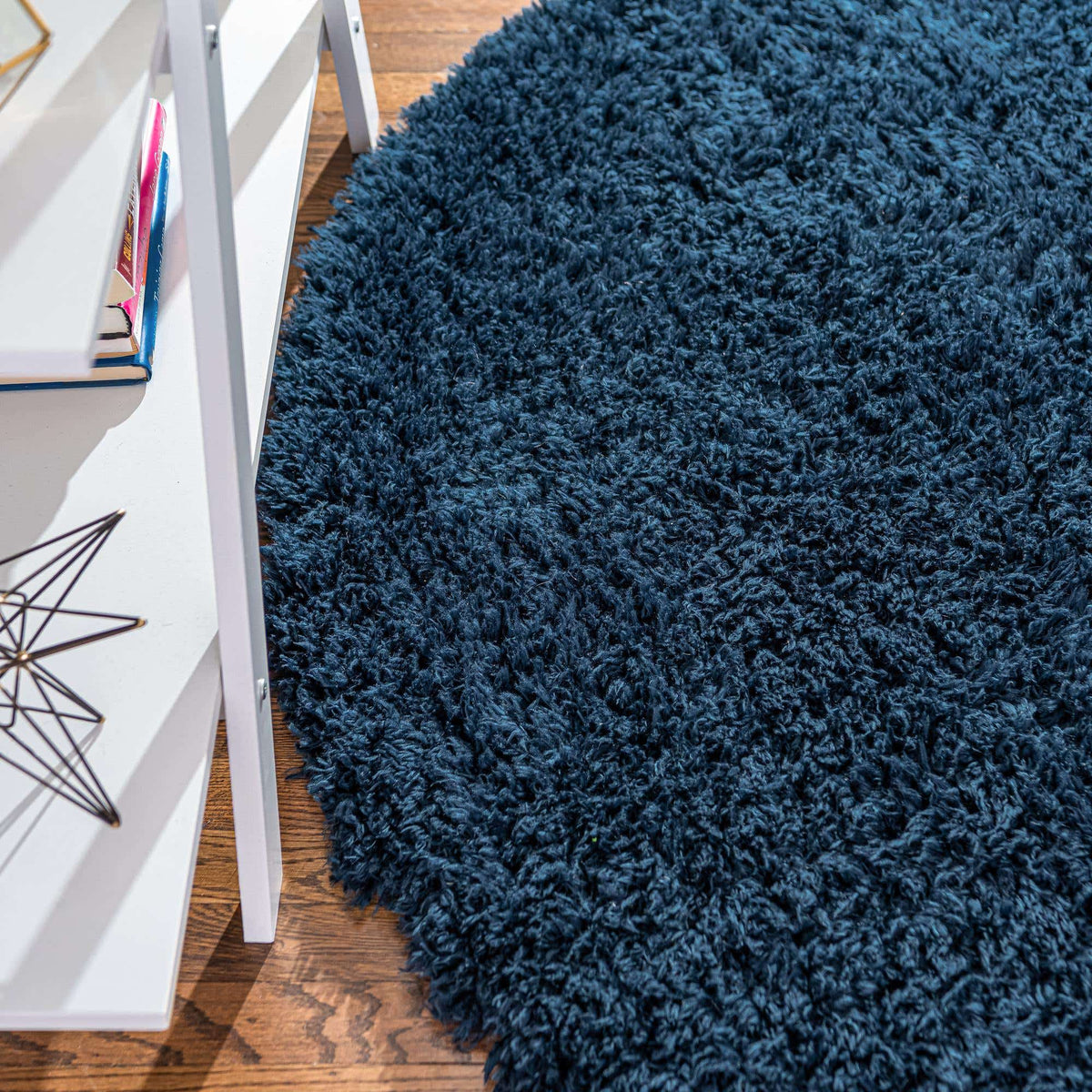 Rund Hochflorteppich Infinity Shag in Cobalt von Hadorn™ - Lifestyle Image
