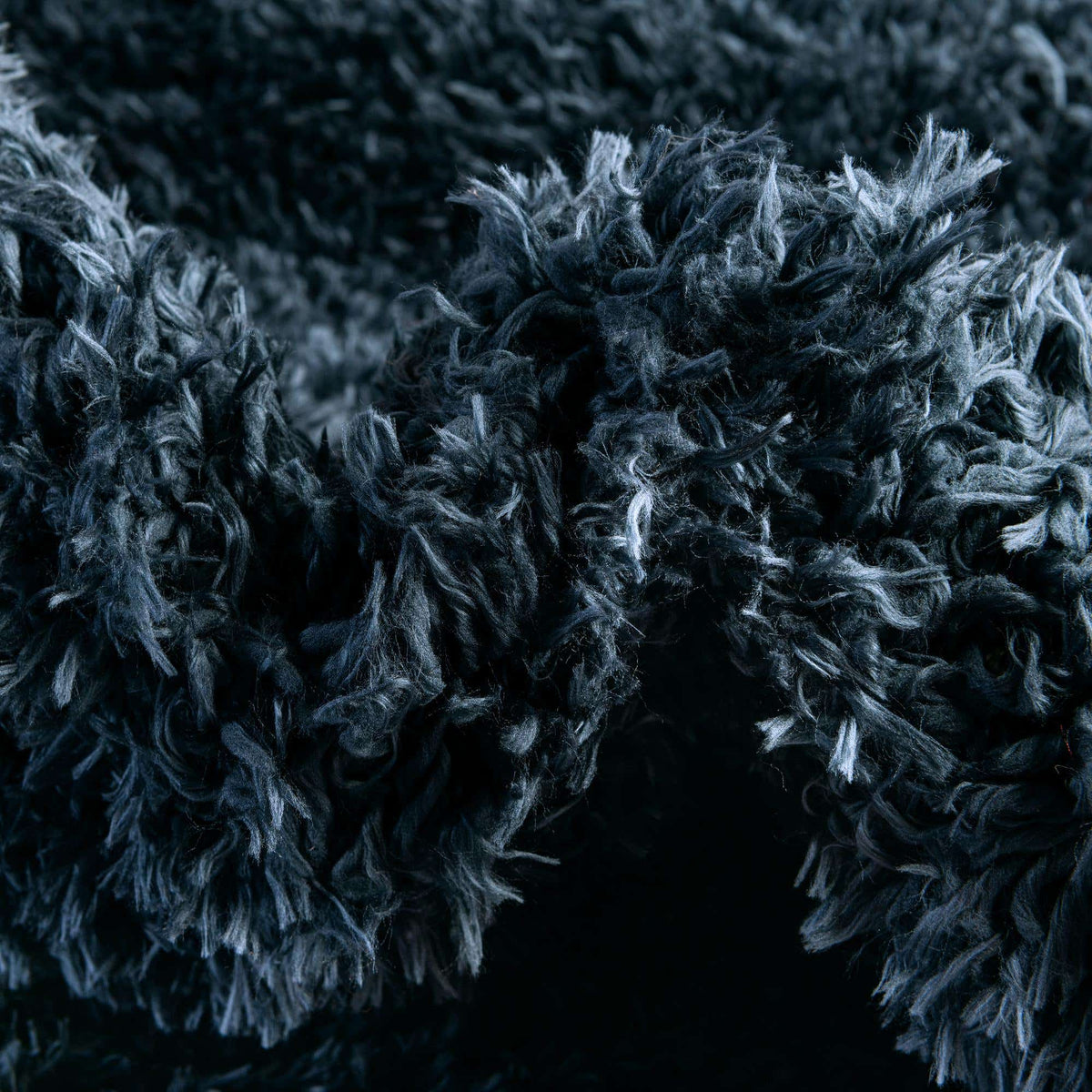Rund Hochflorteppich Infinity Shag in Cobalt von Hadorn™ - Lifestyle Image