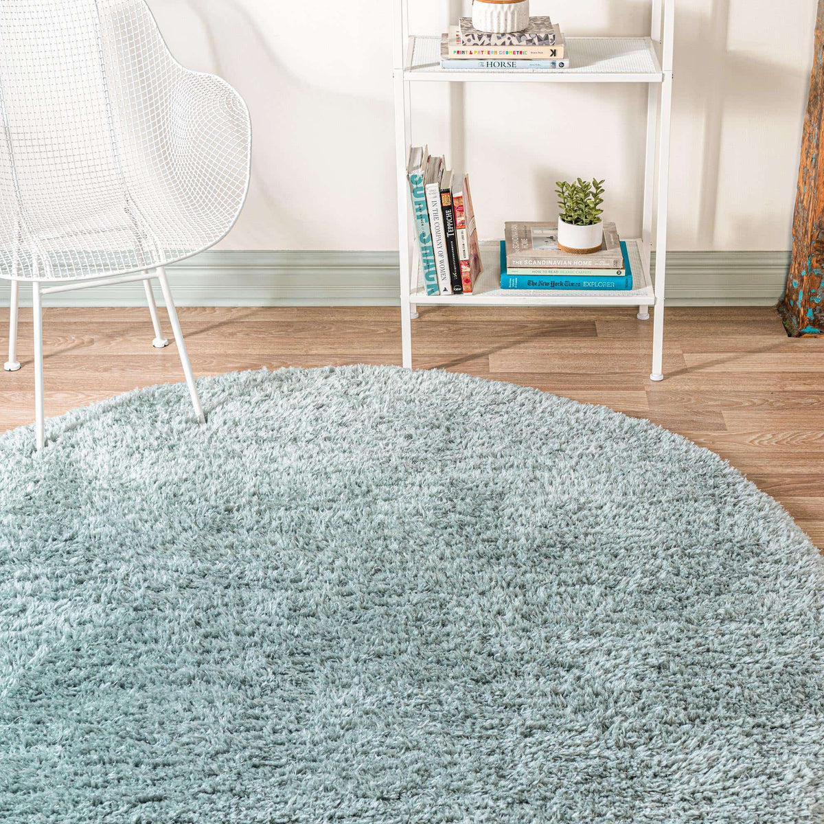 Rund Hochflorteppich Infinity Shag in Schieferblau von Hadorn™ - Lifestyle Image