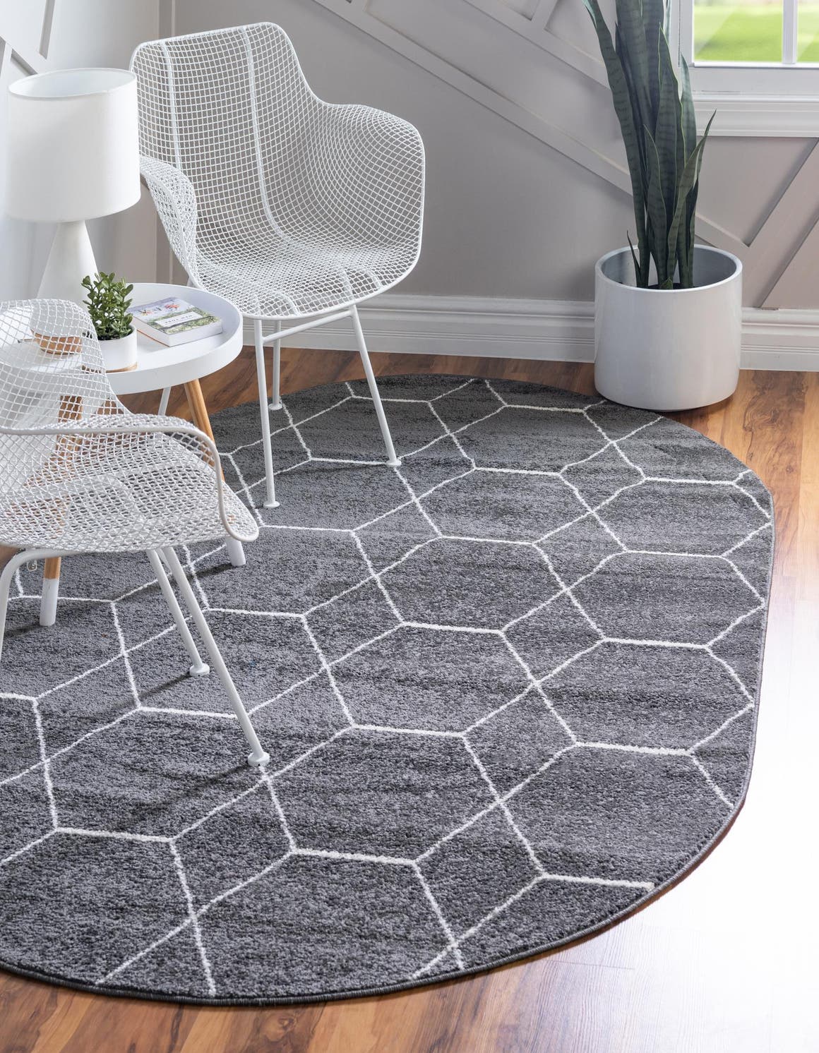 Oval Teppich Trellis Frieze in Dunkelgrau von Hadorn™ - Lifestyle Image