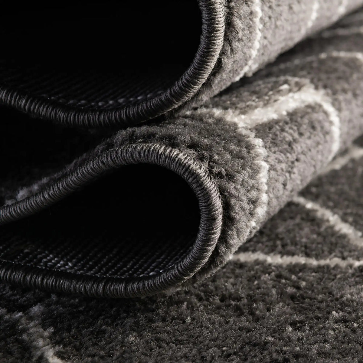 Oval Teppich Trellis Frieze in Dunkelgrau von Hadorn™ - Lifestyle Image