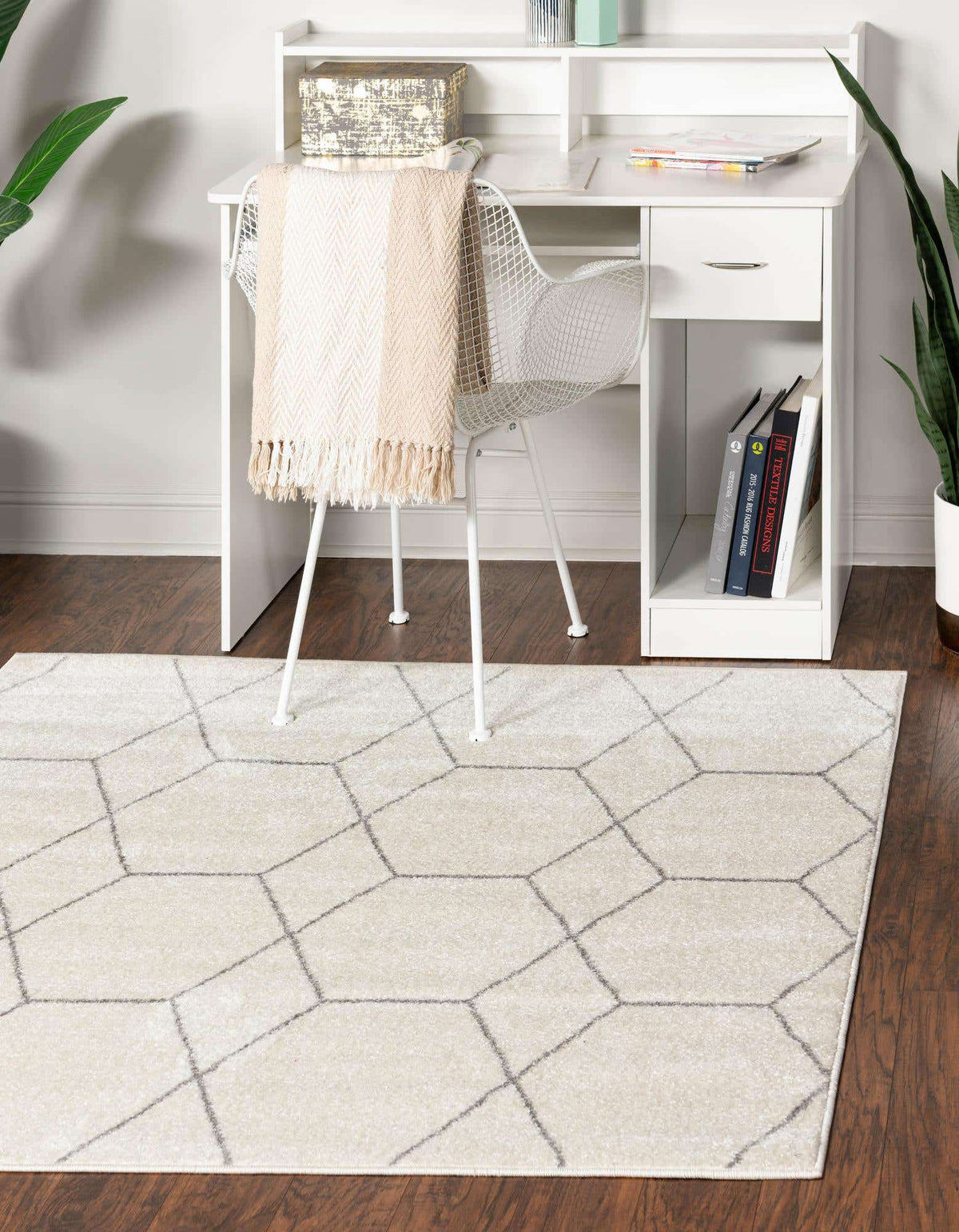 Quadratisch Teppich Trellis Frieze in Beige von Hadorn™ - Lifestyle Image