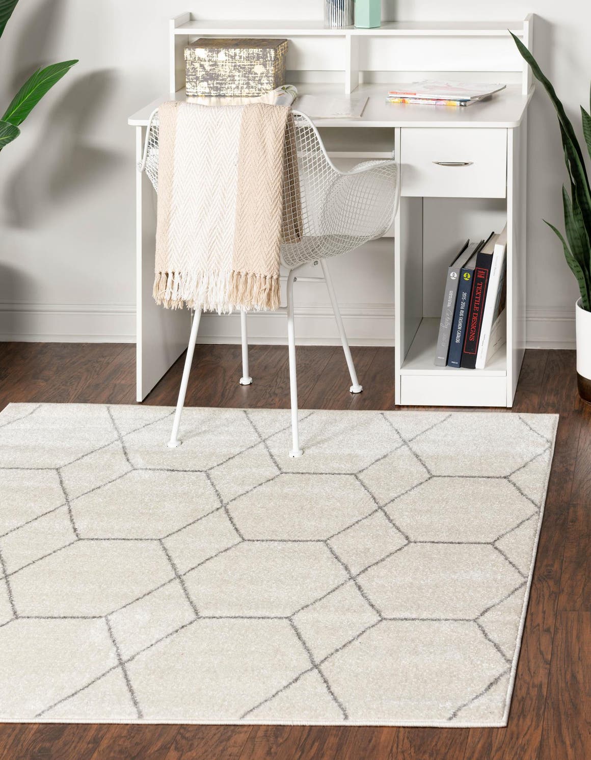 Quadratisch Teppich Trellis Frieze in Beige von Hadorn™ - Lifestyle Image