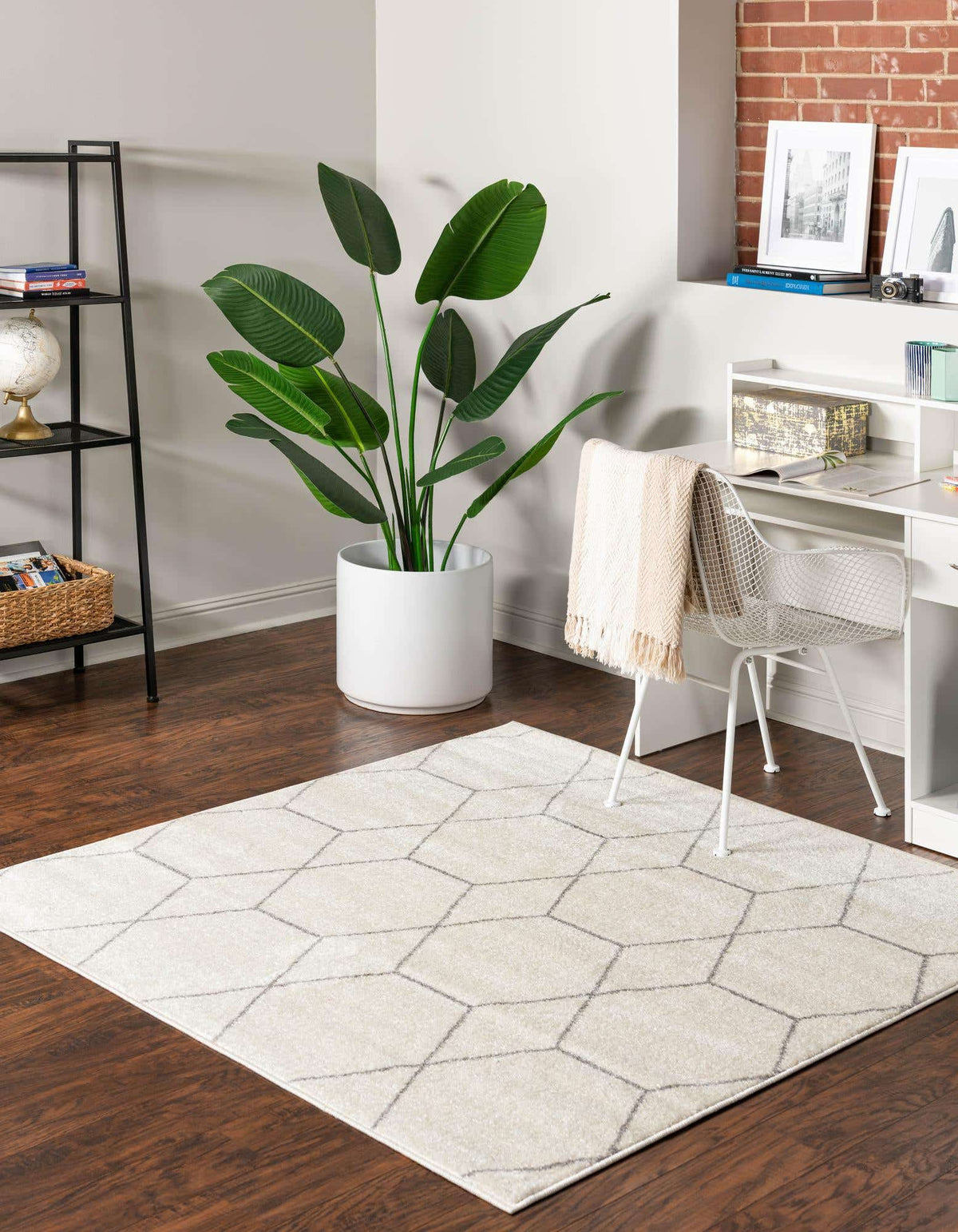 Quadratisch Teppich Trellis Frieze in Beige von Hadorn™ - Lifestyle Image