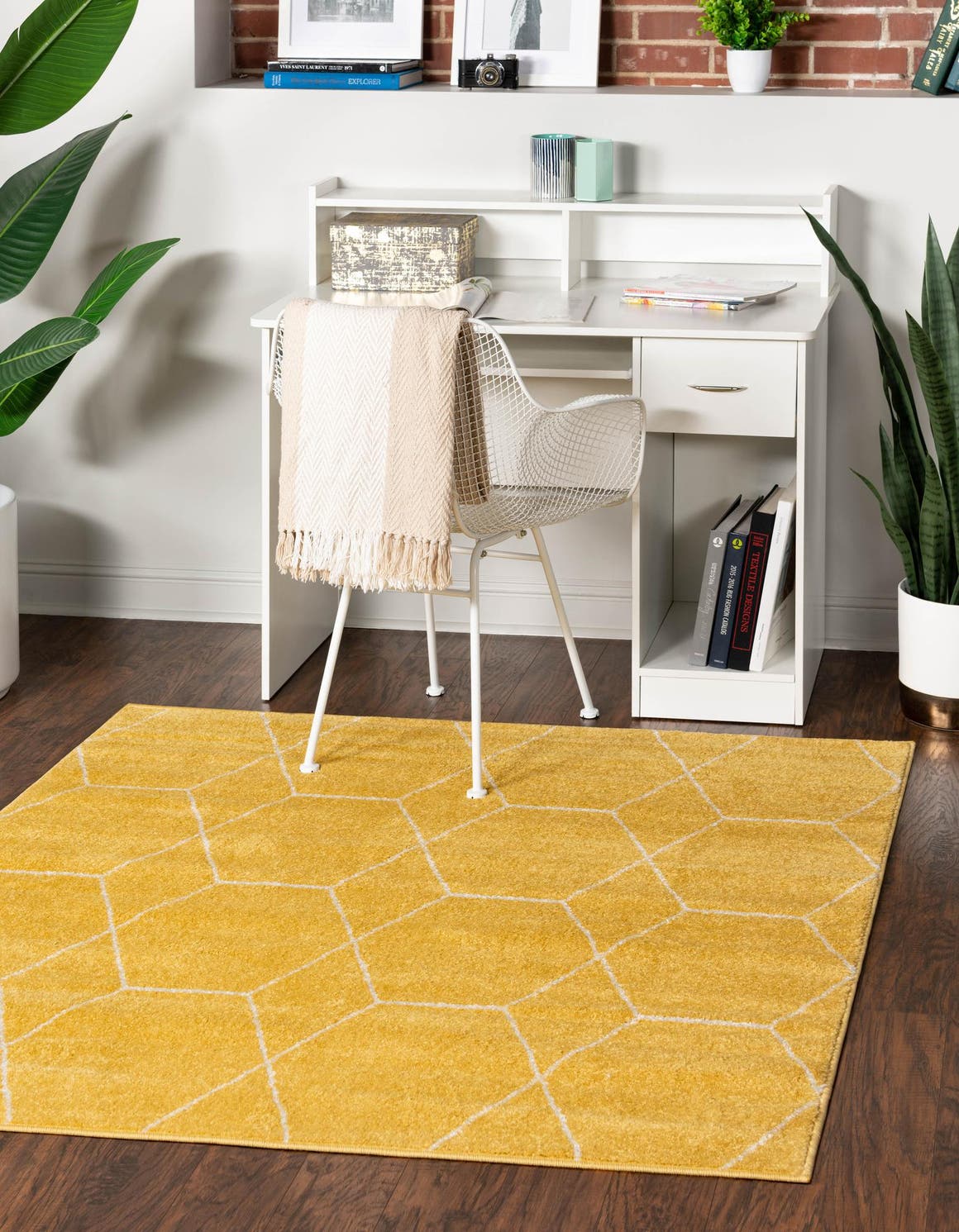 Quadratisch Teppich Trellis Frieze in Gelb von Hadorn™ - Lifestyle Image