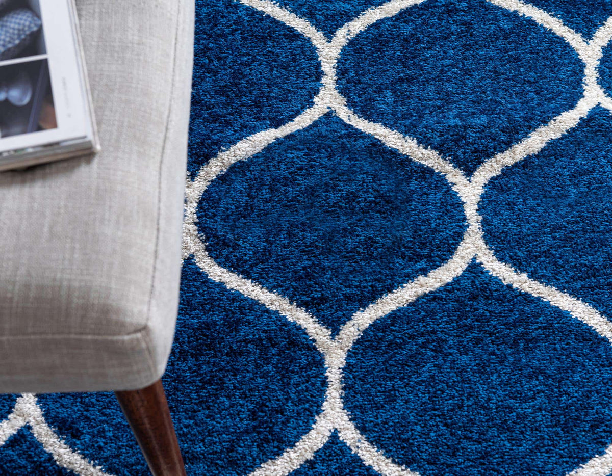 Kunstfaser Teppich Trellis Frieze in Marineblau von Hadorn™ - Lifestyle Image