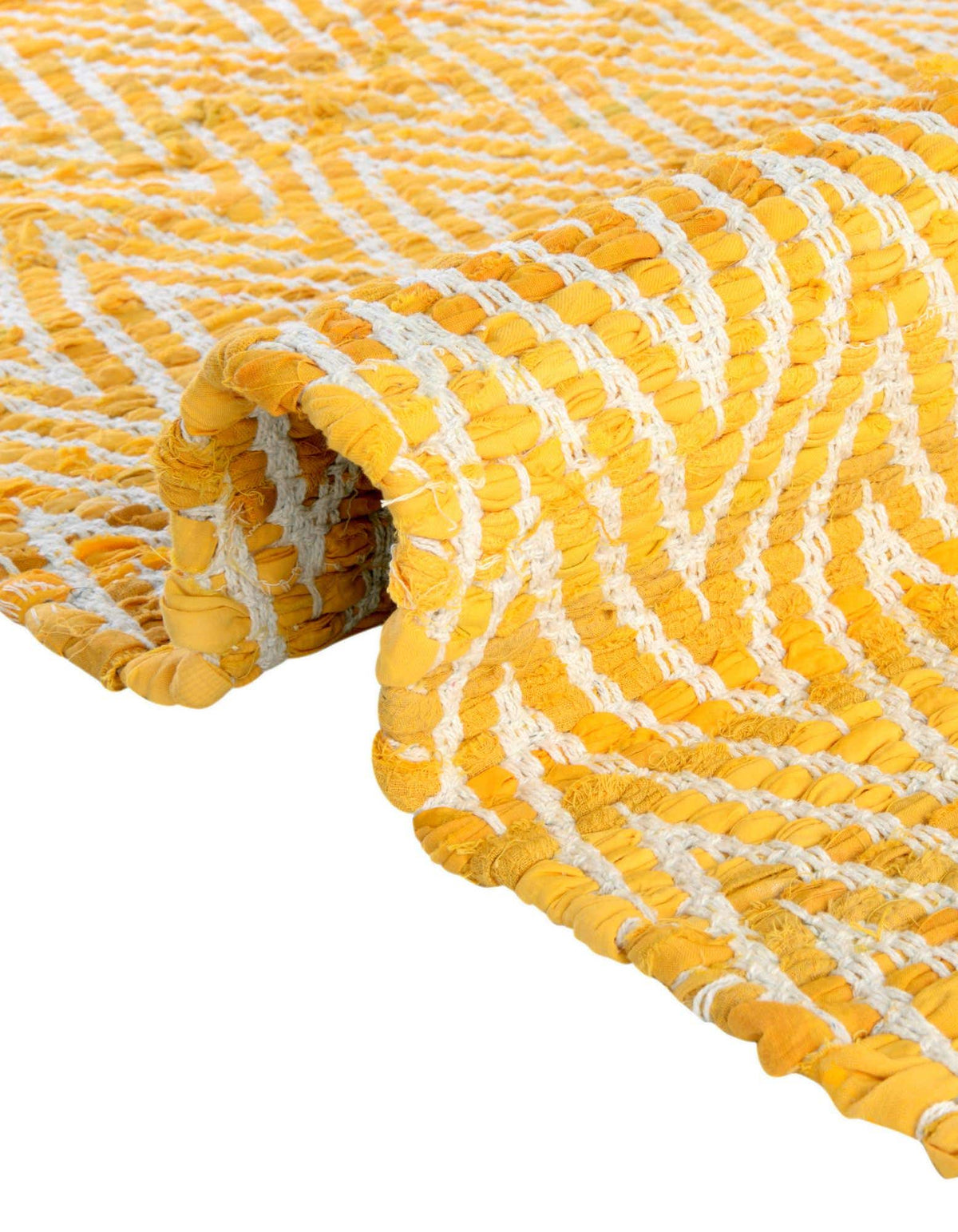 Rechteck Handgeflochten Teppich Chindi Chevron in Gelb von Hadorn™ - Lifestyle Image