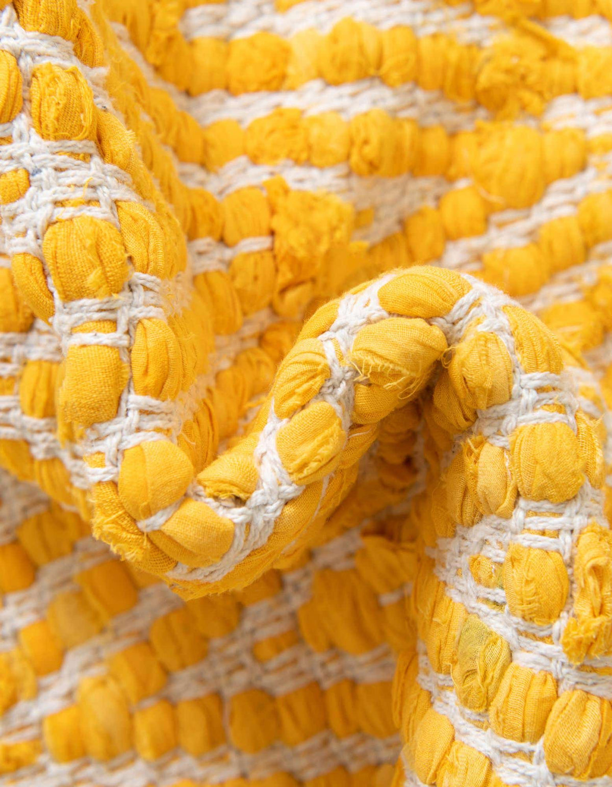 Rechteck Handgeflochten Teppich Chindi Chevron in Gelb von Hadorn™ - Lifestyle Image