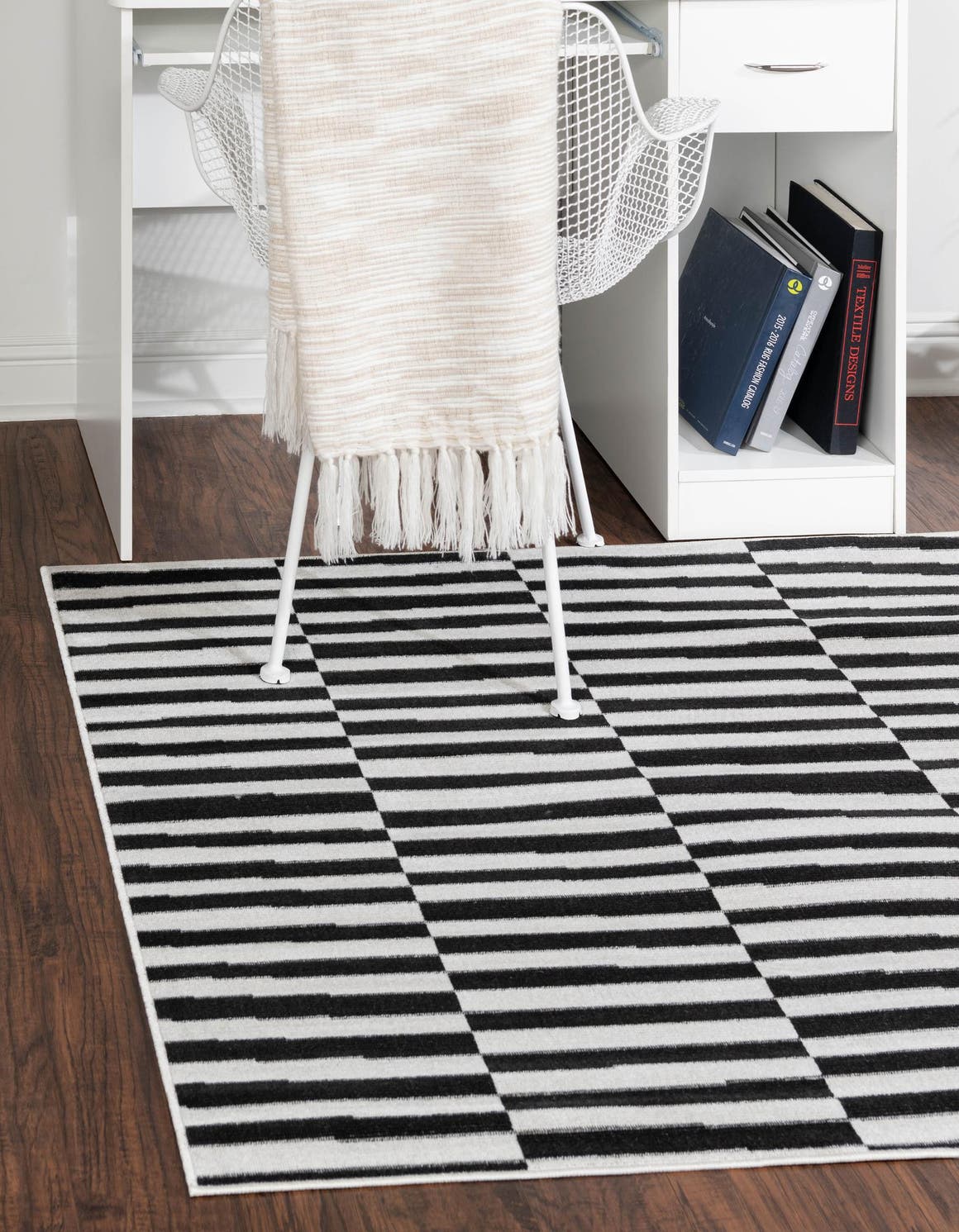 Quadratisch Teppich Tribeca in Schwarz von Hadorn™ - Lifestyle Image