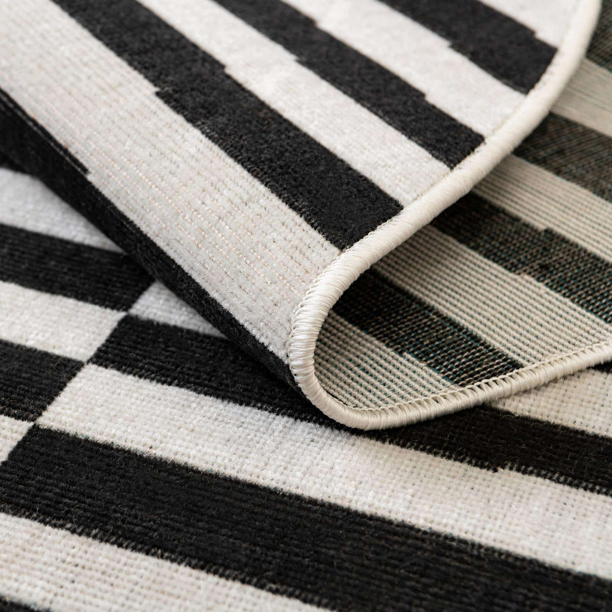 Oval Teppich Tribeca in Schwarz von Hadorn™ - Lifestyle Image