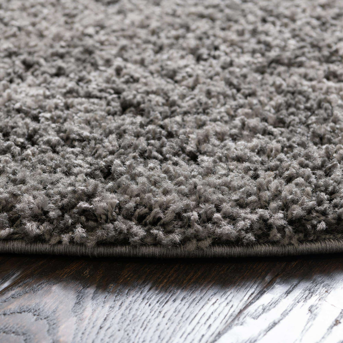 Oval Hochflorteppich Everyday Shag in Dunkelgrau von Hadorn™ - Lifestyle Image