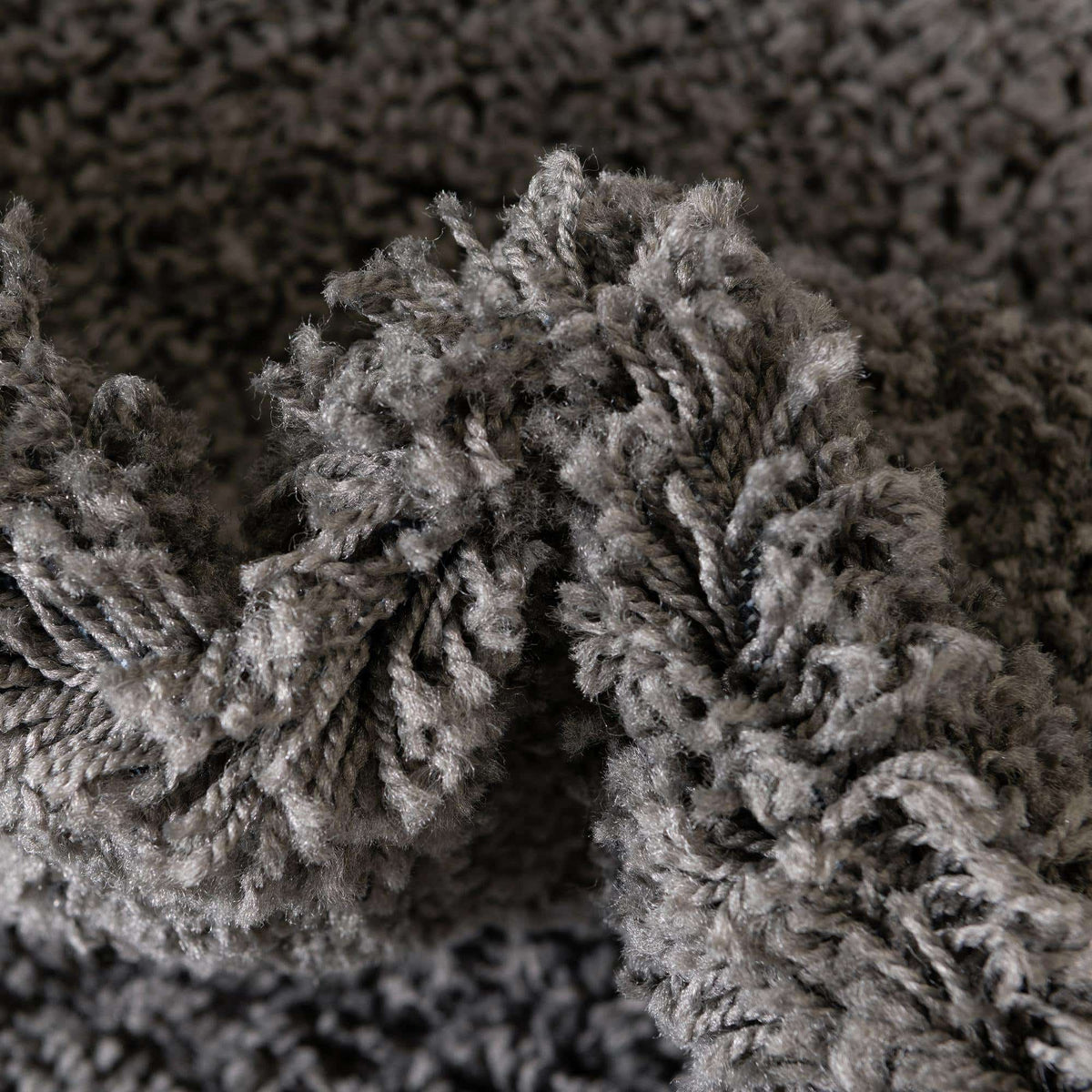 Oval Hochflorteppich Everyday Shag in Dunkelgrau von Hadorn™ - Lifestyle Image