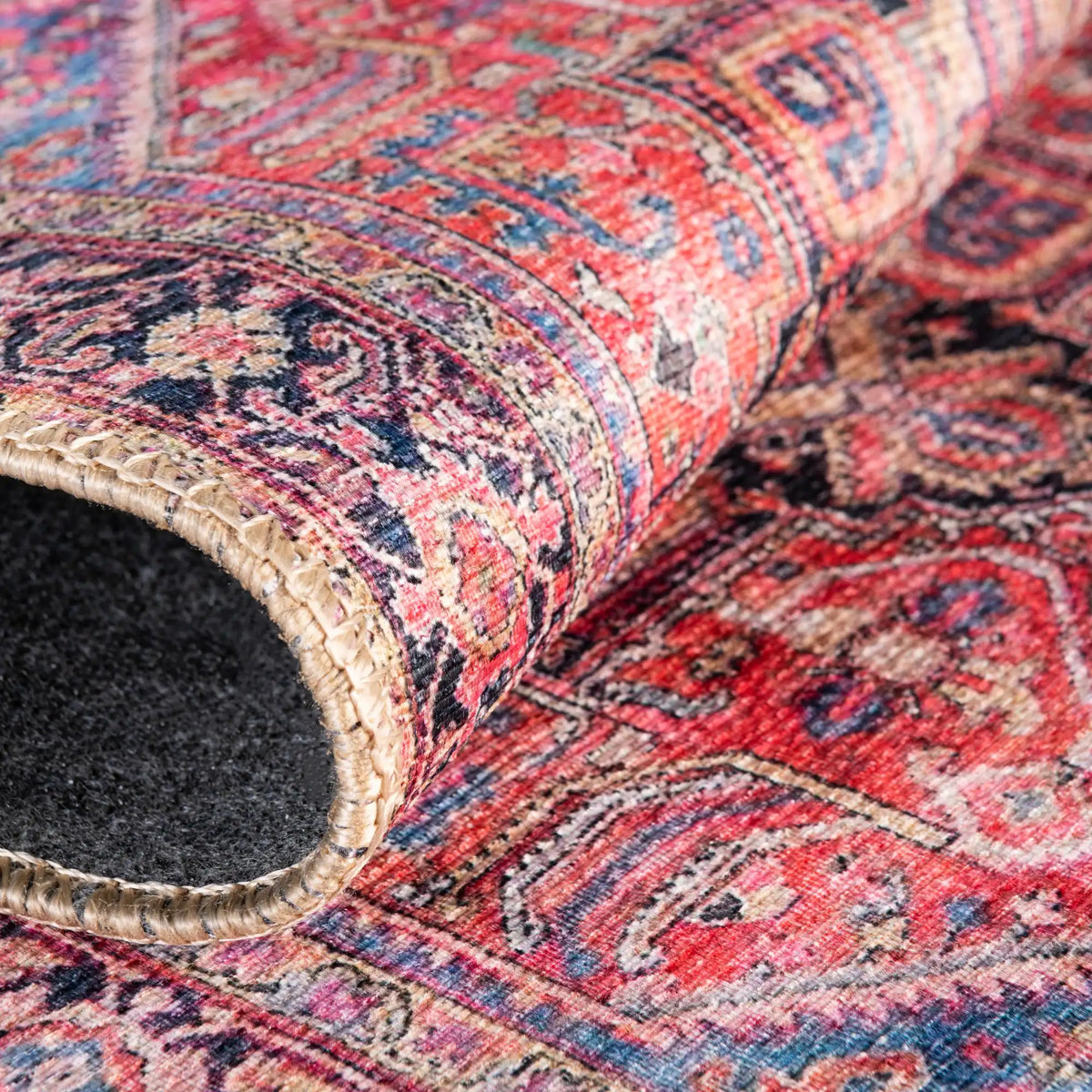 Quadratisch Teppich Timeless in Rot von Hadorn™ - Lifestyle Image
