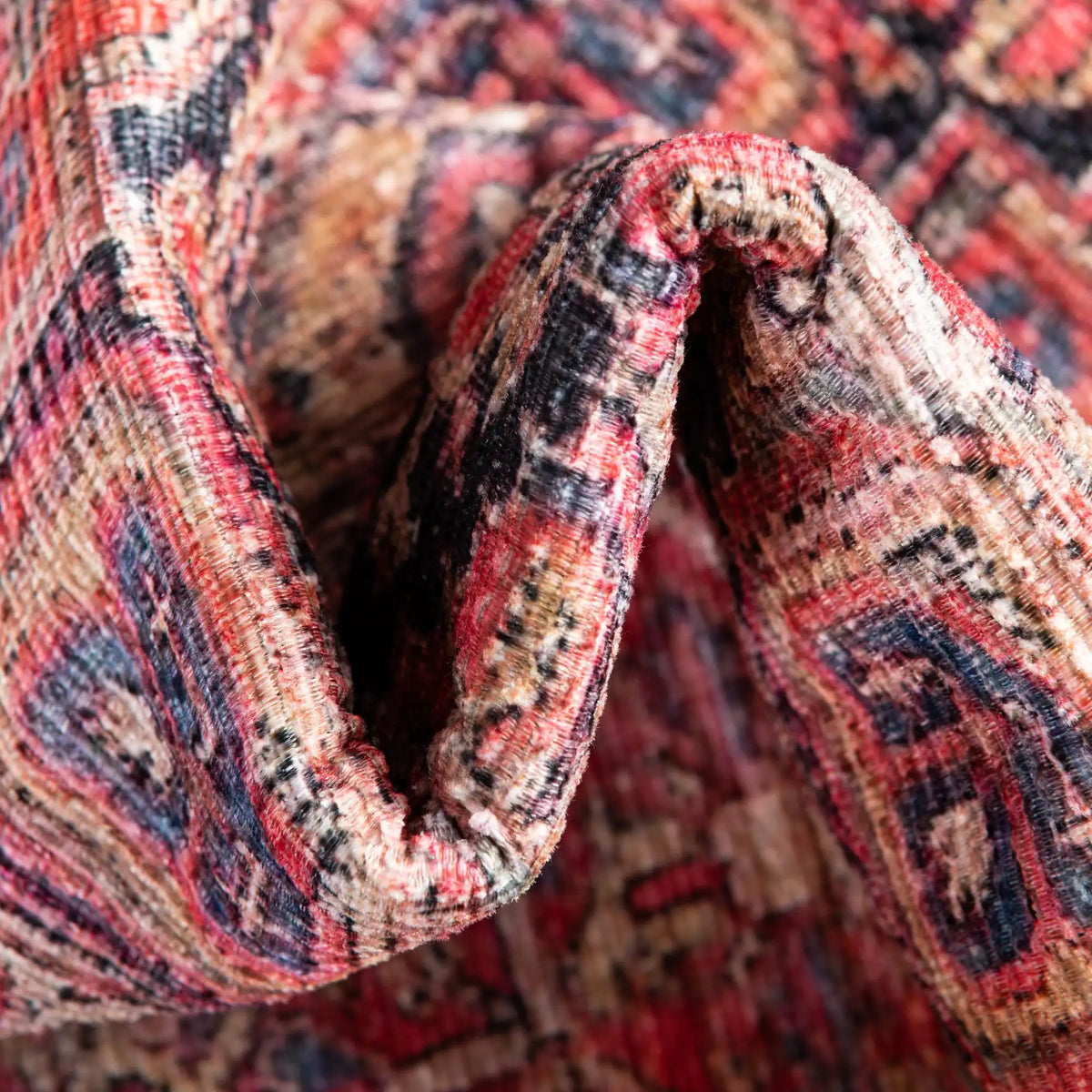 Quadratisch Teppich Timeless in Rot von Hadorn™ - Lifestyle Image